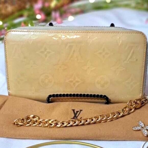 Authentic Louis Vuitton Vernis Sarah zipper wallet. Excellent condition. - Picture 1 of 14